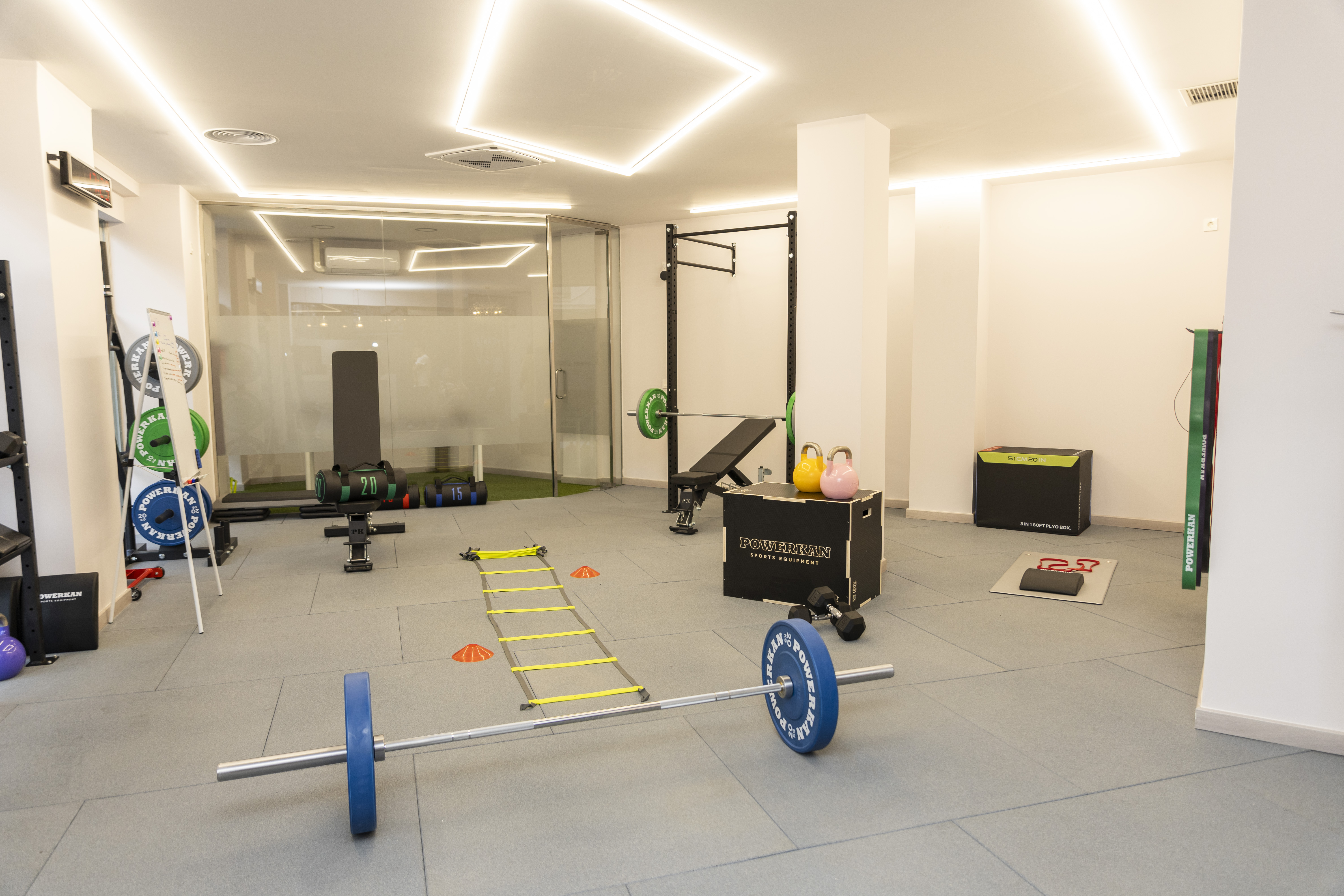 Zona de entrenamiento funcional en MOVA Granada