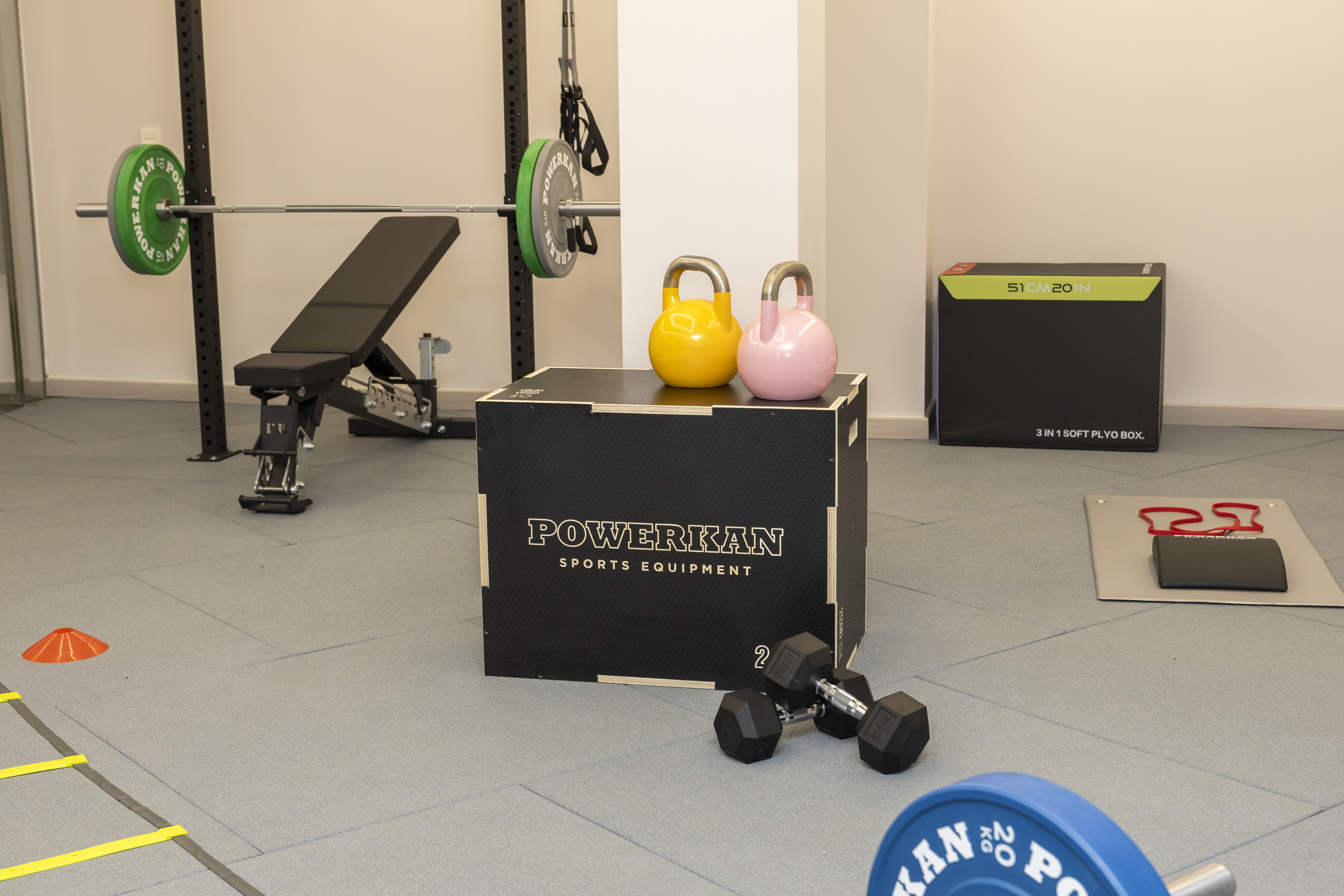 Material de entrenamiento POWERKAN: cajón pliométrico, kettlebells y mancuernas en MOVA Granada